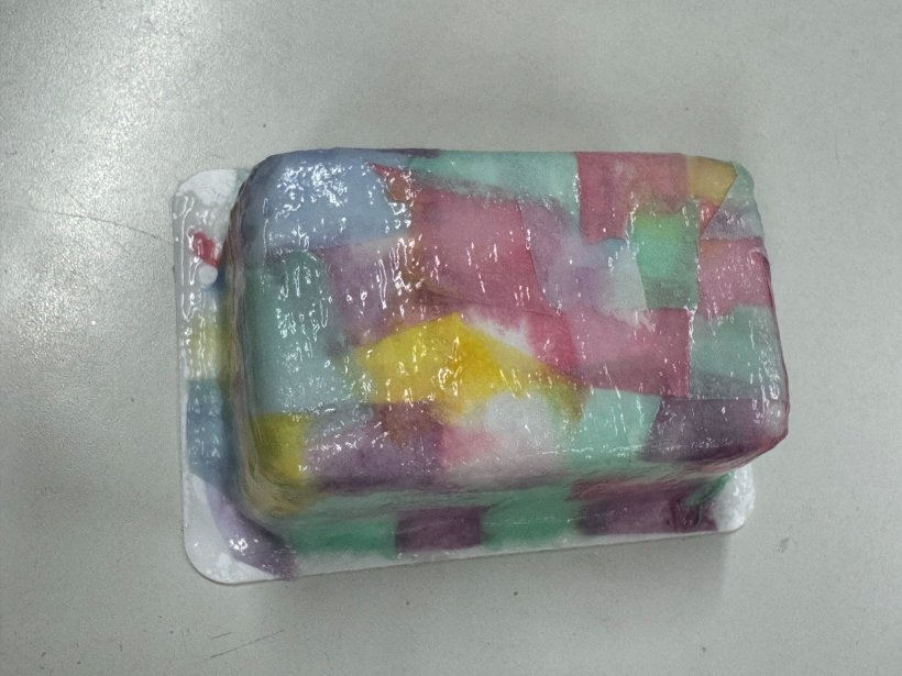 豆腐の入れ物にのりで和紙を引っ付けている